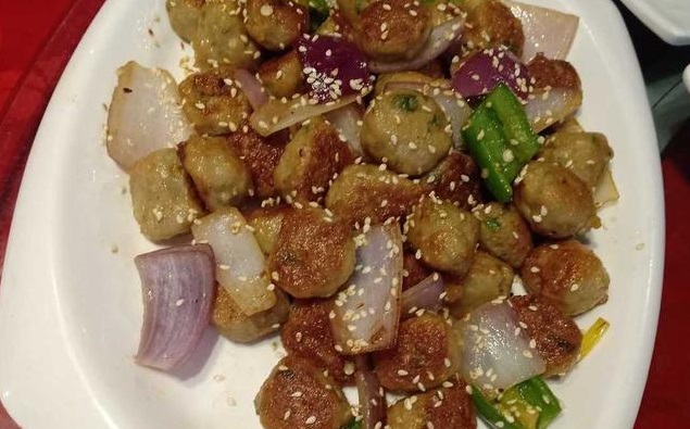生炒鯪魚球